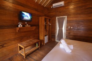 Deluxe dubbelrum eller tvåbäddsrum - 1 queensize-säng - balkong - utsikt mot poolen | Select Comfort-madrasser, minibar och värdeförvaringsskåp på rummet