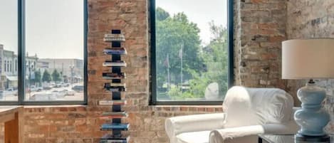 Een smart-tv en boeken