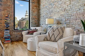 Smart TV, books - Luxury Loft DWTN | Whiskey Trail + River + Lake (Fayetteville)