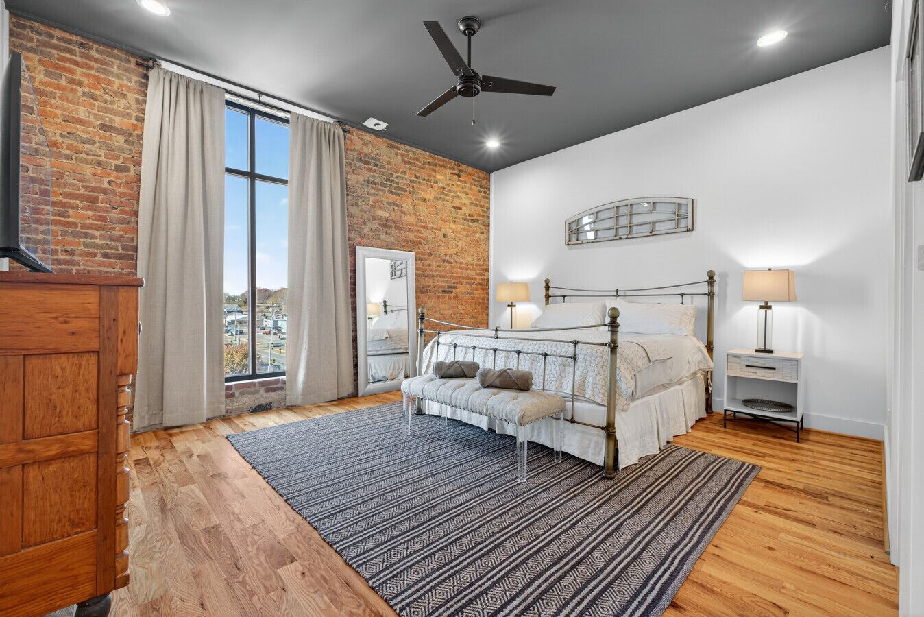 2 bedrooms, desk, iron/ironing board, travel crib