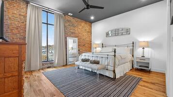 2 dormitorios, escritorio, tabla de planchar con plancha y cuna de viaje