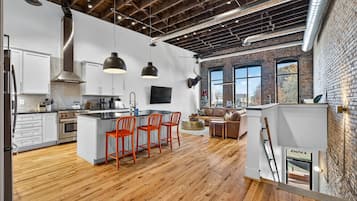 Frigorífico, microondas, horno y placa de cocina