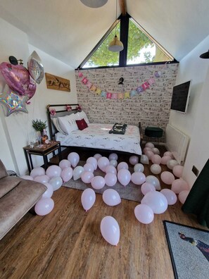 1 bedroom, WiFi, bed sheets - The Acorn - Country Retreat!! (Roudham)