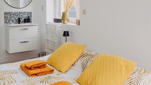 A bedroom with a bed, a dresser, a mirror, and a window. - Cosy country B&B  (Comines-Warneton)