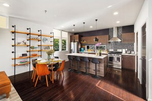 Fridge, microwave, oven, stovetop - Charming house with 3 bedrooms and 3.5 bathrooms in the heart of Seattle. (Seattle)