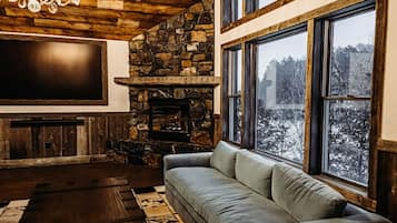 Een televisie en een stereo