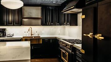 Lavavajillas, cafetera y tetera, utensilios de cocina y comedor