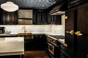 Diskmaskin, kaffe- och tebryggare, grytor/köksredskap och matbord