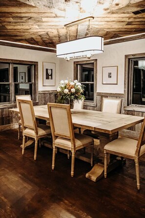 Dining - The Grande Suite - Bootleggers Lodge on Lake Nokomis (Tomahawk)