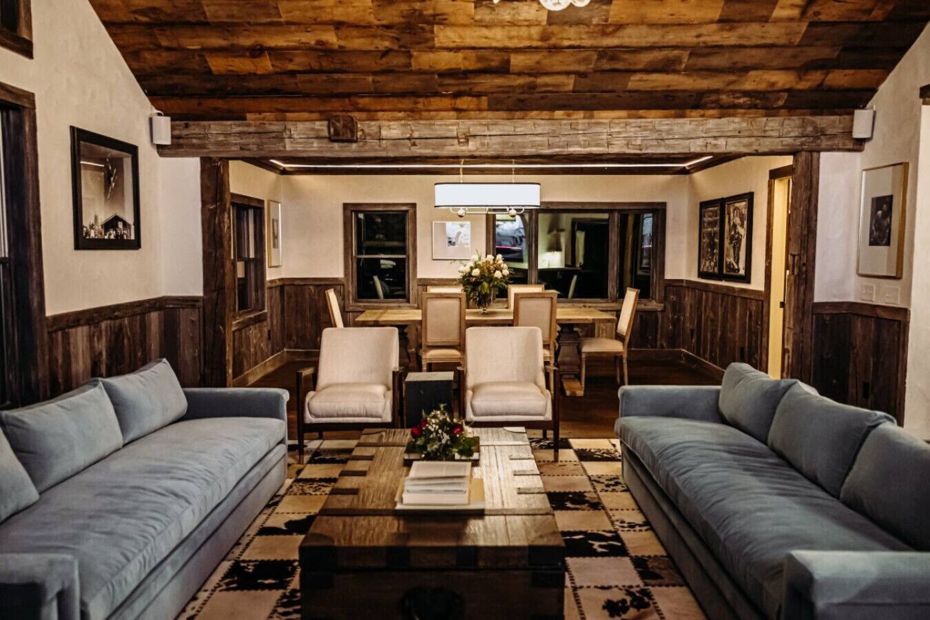 Una sala de estar acogedora con dos sofás, una mesa de centro y un comedor con sillas y una mesa.