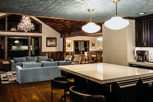 The Grande Suite - Bootleggers Lodge on Lake Nokomis