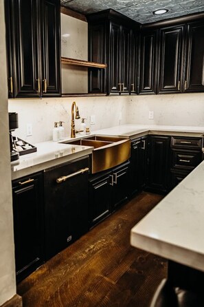 食器洗い機、コーヒー / ティーメーカー、調理器具と食器、ダイニングテーブル