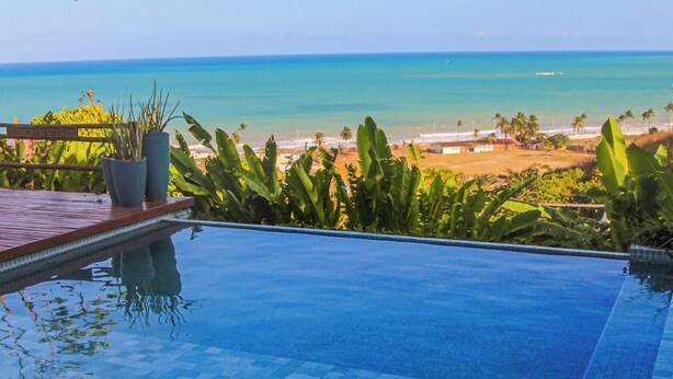 A infinity pool with a view of the ocean and beach. - Casa Edom - Max Rev (Maceió)