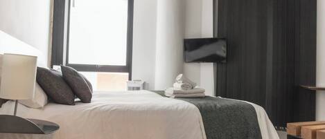 3 bedrooms, desk, iron/ironing board, WiFi