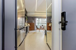 Studio Casal com sofá cama | Private kitchen | Fridge, microwave, stovetop, espresso maker