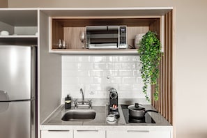 Apto 1 Dorm Casal | Yksityinen keittiö | Jääkaappi, mikroaaltouuni, liesi, espressokone