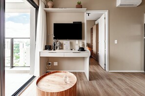 Apto 1 Dorm Casal | Living room | 40-inch Smart TV with digital channels