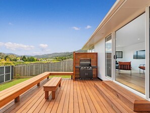 Outdoor dining - Greenhills Charmer - Coromandel Town Holiday Home (Coromandel)