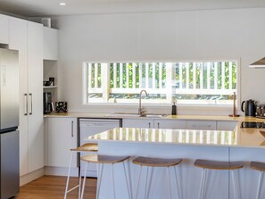 Fridge, microwave, dishwasher, coffee/tea maker - Greenhills Charmer - Coromandel Town Holiday Home (Coromandel)