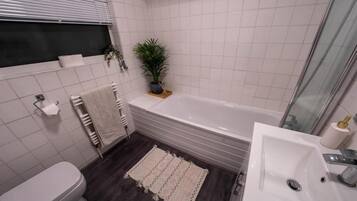 Apartment | Bathroom | Separate bathtub and shower, deep-soaking bathtub, free toiletries