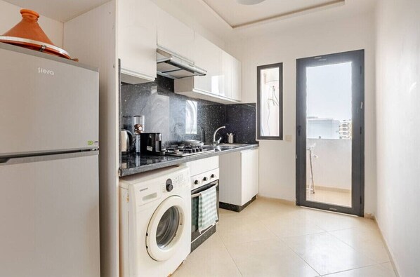 Fridge, oven, stovetop, coffee/tea maker