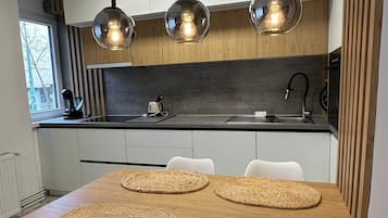 Frigorífico, horno, placa de cocina y lavavajillas