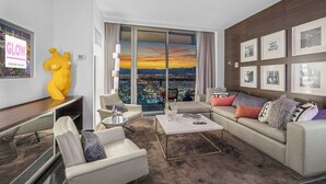 Un moderno salón con vista a la ciudad, un ventanal grande y una escultura decorativa amarilla.
