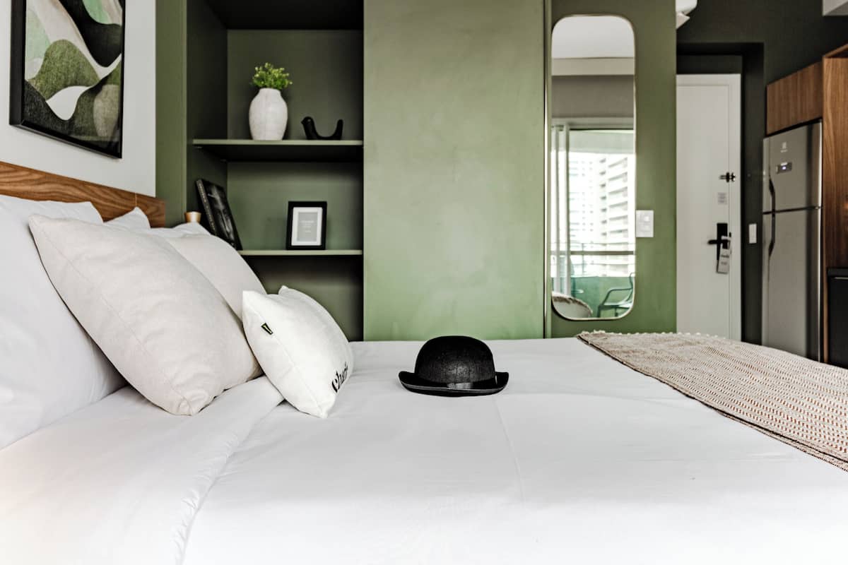 Standard Studio | Hypo-allergenic bedding, desk, laptop workspace, free WiFi