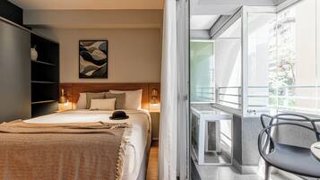 Studio Standar | Seprai antialergi, meja kerja, dan ruang kerja ramah laptop