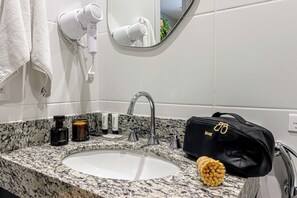 Standard Studio | Bathroom | Shower, hair dryer, towels, soap - Charlie Mode Perdizes (São Paulo)