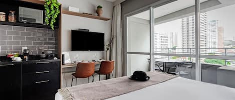 Standard Studio | Hypo-allergenic bedding, desk, laptop workspace, free WiFi