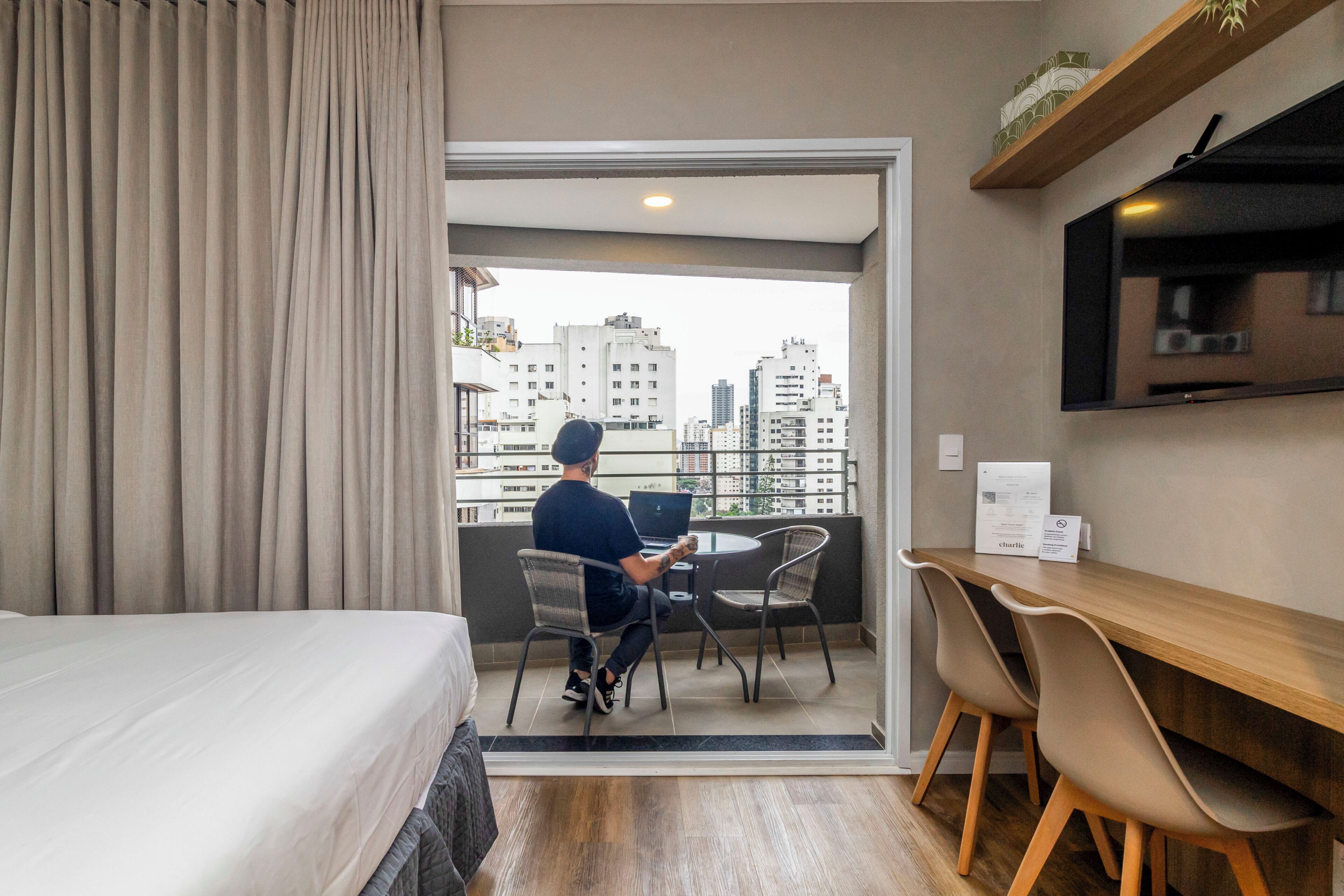 Superior Studio | Hypo-allergenic bedding, desk, laptop workspace, free WiFi