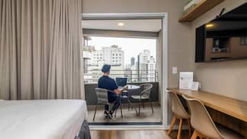 Superior Studio | Hypo-allergenic bedding, desk, laptop workspace, free WiFi