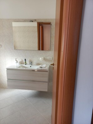 Douche, sèche-cheveux, bidet, serviettes fournies
