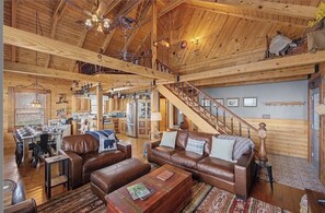 Smart-TV, peis, DVD-spiller og bøker