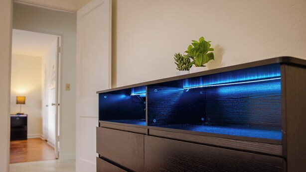 Eine moderne Küche mit integriertem Wasserfall und einem Blumentopf auf der Arbeitsfläche.