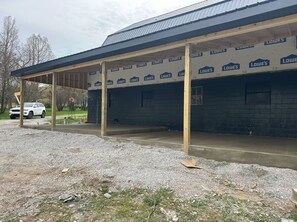 Property grounds - Charming Countryside Barn with 3BR/2BA Loft Retreat  (Shelbyville)