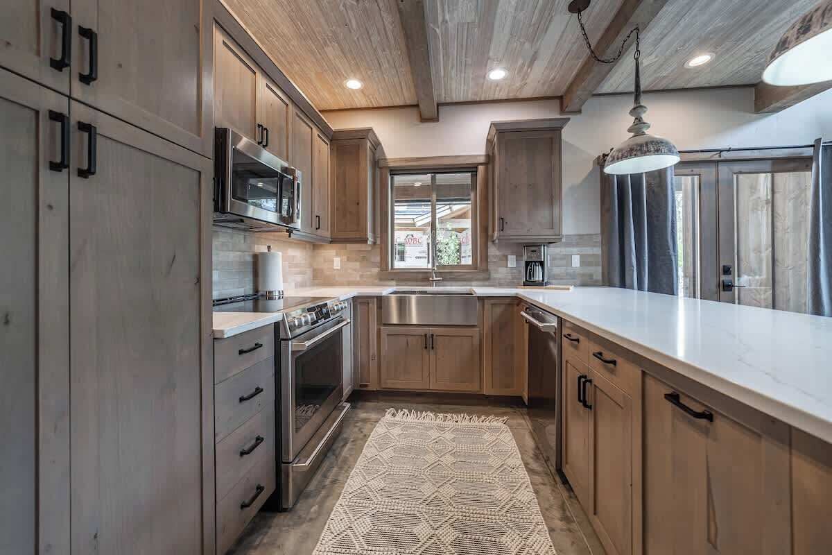 冷蔵庫、電子レンジ、オーブン、コンロ