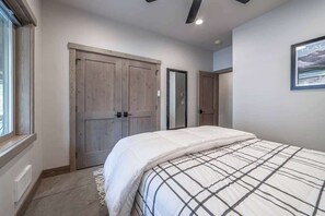 2 habitaciones, tabla de planchar con plancha y cuna de viaje 