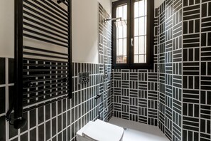 Shower, rainfall showerhead, free toiletries, towels