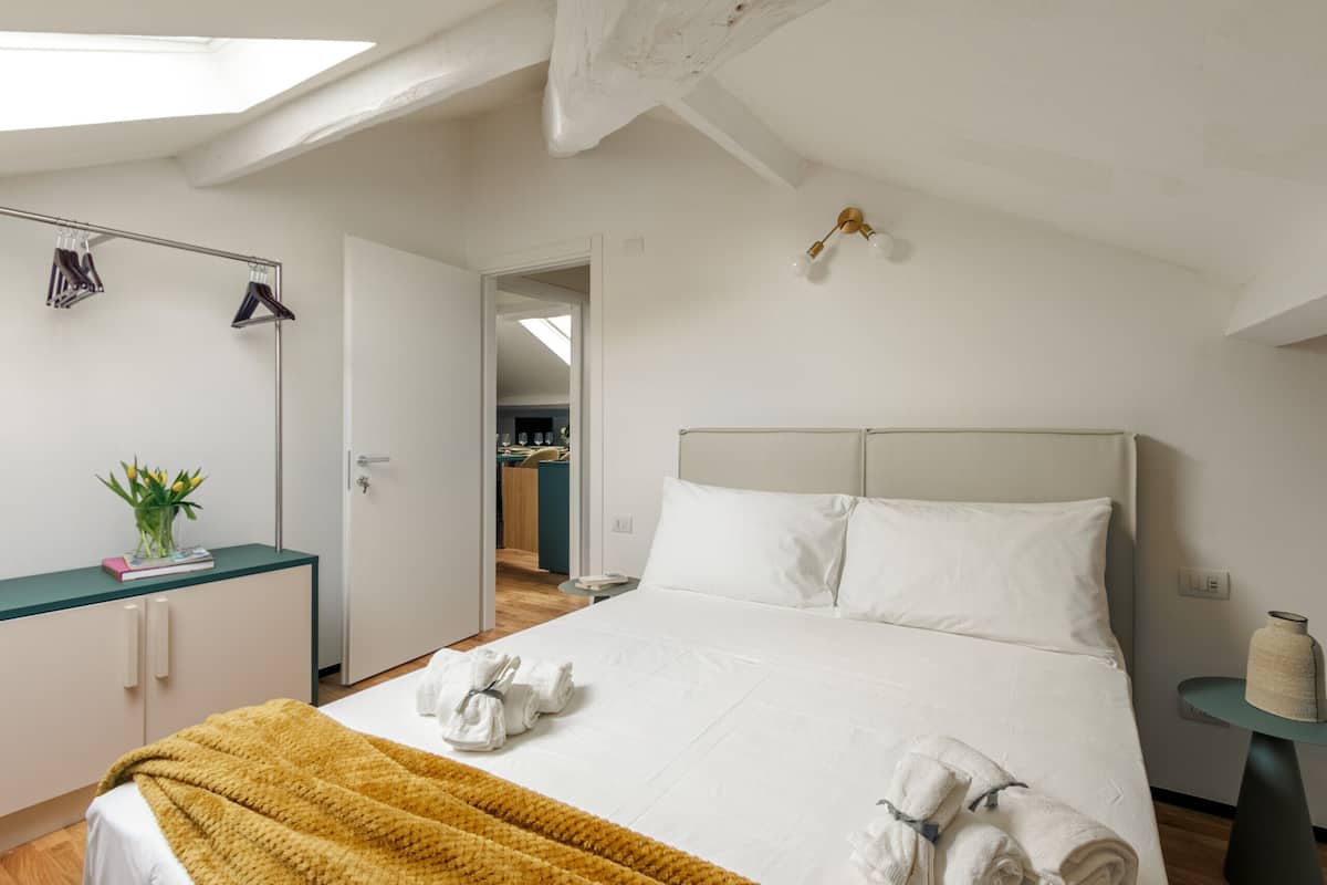 2 bedrooms, Egyptian cotton sheets, premium bedding, down duvets
