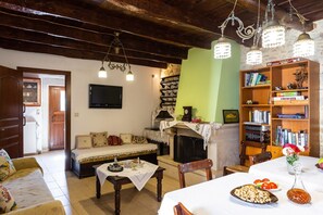 4 bedrooms - Allaria Villa Traditional Villa (Mylopotamos)