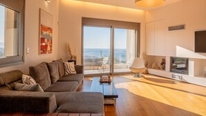 Ein modernes Wohnzimmer mit einer Couch, einem Couchtisch und einem Fernseher.