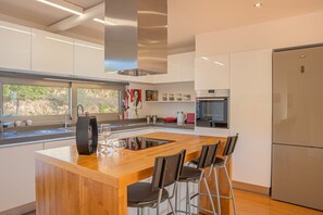 4 bedrooms, desk - Seaview Serenity Villa (Hersonissos)