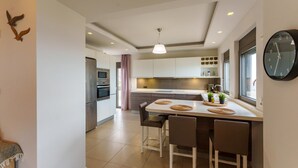 บ้านพัก | 4 ห้องนอน, โต๊ะทำงาน, ห้องเก็บเสียง