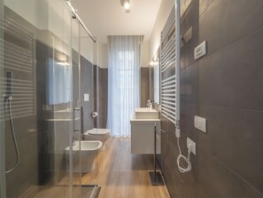 Shower, towels - Porta Vittoria apartments by Rentopolis (Milan)