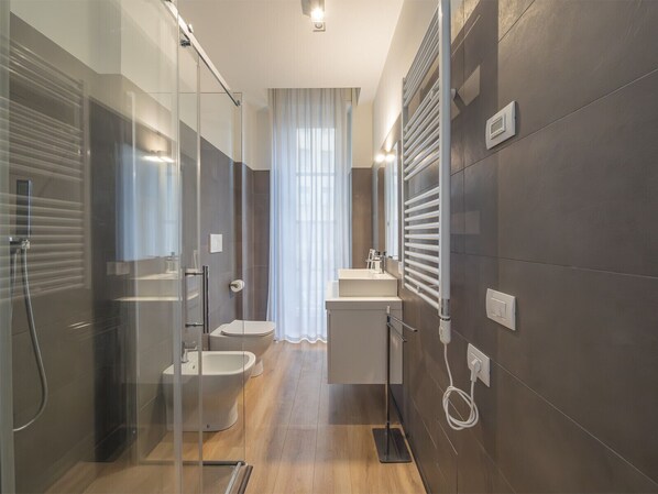 Shower, towels