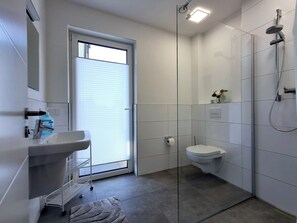 Shower, hair dryer, towels, soap - Modern apartment with terrace & garden, parking & 24h self-check-in (Ibbenbüren)
