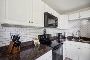 Réfrigérateur, micro-ondes, four, cafetière/bouilloire