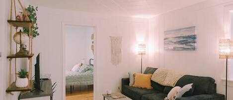 3 quartos, escrivaninha, ferros/tábuas de passar roupa, berço de viagem